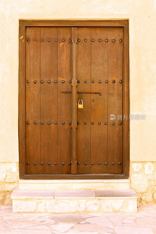 Al Bastakiya，迪拜，阿联酋-传统的旧门，锁着。